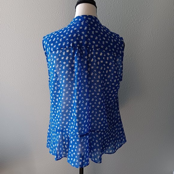 NWOT CABI Sleeveless Blue and White Floral Button Down Pleated Front Top Size M - Picture 4 of 5
